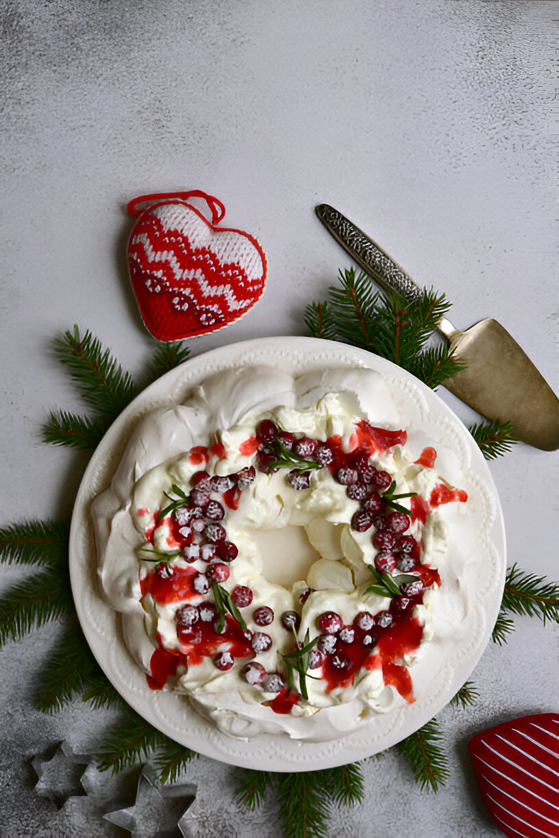 Resepti | Jouluinen Pavlova puolukkahillolla